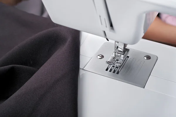 Швейная машинка с коричневой тканью — стоковое фото