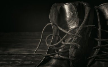 Siyah deri çizmeler portre