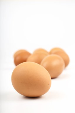 Beyaz arka plan üzerinde bütün kahverengi yumurta