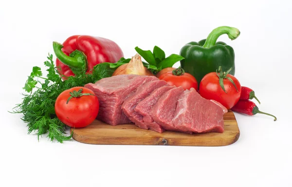 Frisches Stück Rindfleisch in Scheiben geschnitten mit Gemüse — Stockfoto