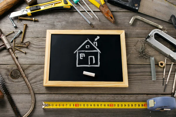 Herramientas viejas sobre una mesa de madera — Foto de Stock