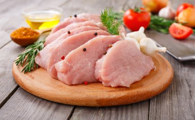 pişmemiş domuz pirzolası