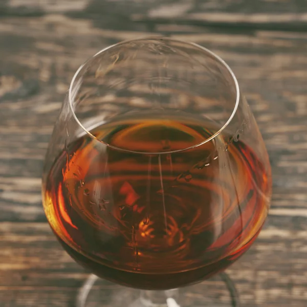 科涅克白兰地，白兰地或威士忌在大的圆形玻璃 — 图库照片