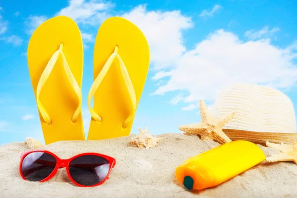 Strandzubehör am Strand — Stockfoto