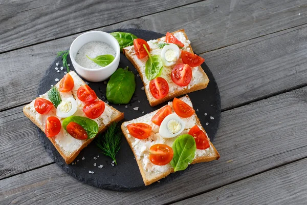 Bruschetta de tomate y queso —  Fotos de Stock
