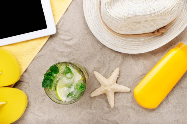 Summer cocktail with lime and mint on the beach — Stock Photo, Image