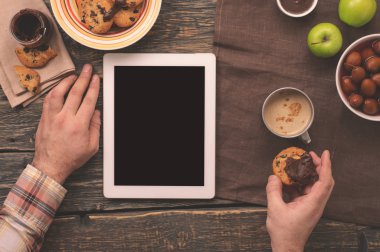 Adam tableti kullanarak Internet iletişim