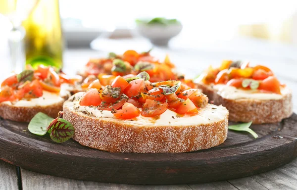 Panino con pomodori, formaggio di capra e basilico — Foto Stock