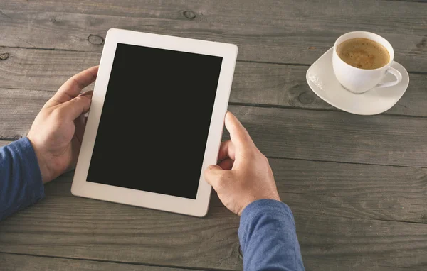 Homem segurando tablet com tela em branco — Fotografia de Stock