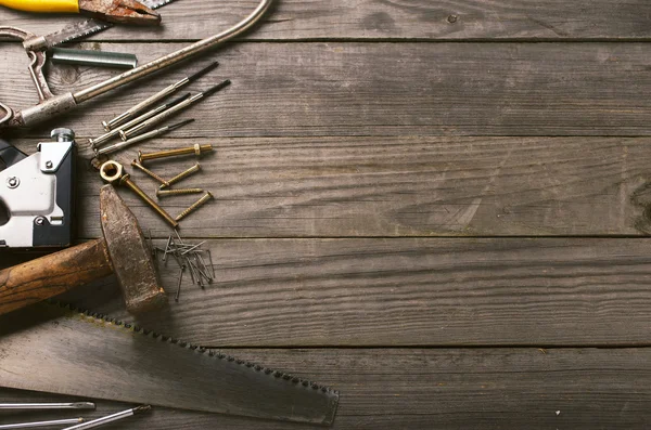 Herramientas viejas sobre una mesa de madera — Foto de Stock