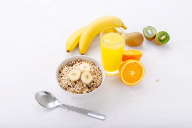 kase meyve ve meyve suyu ile haddelenmiş yulaf