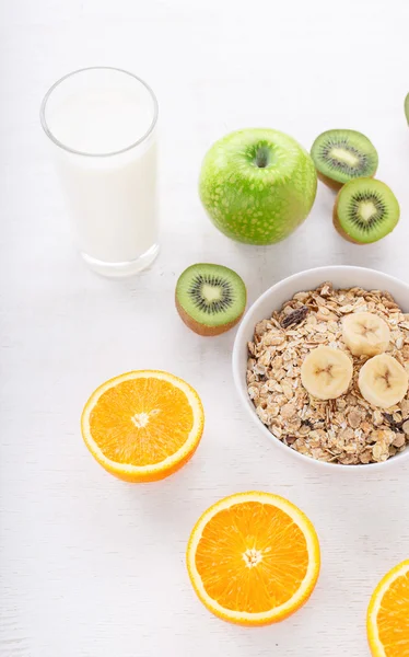 Cuenco de avena laminada con fruta y leche — Foto de Stock