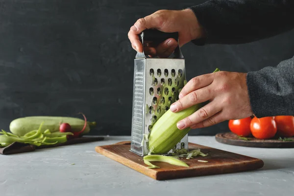 Человек готовит вкусную и здоровую пищу — стоковое фото