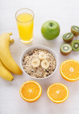 Granola, muz, portakal suyu ve kivi cam