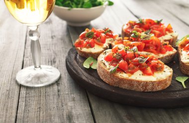 Bruschetta domates, keçi peyniri ve fesleğen ile