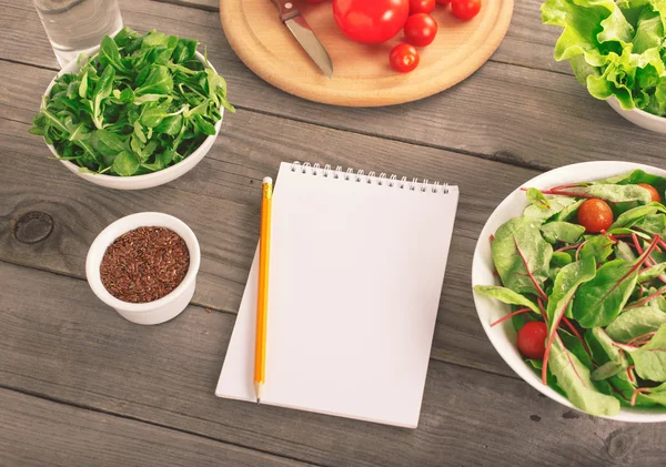 Carnet vierge avec légumes — Photo