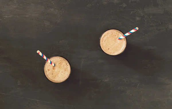 2 つの自家製チョコレート ミルクセーキ アイス添え — ストック写真