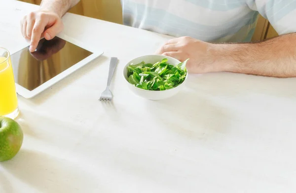 Man eating salad — Stock Photo, Image