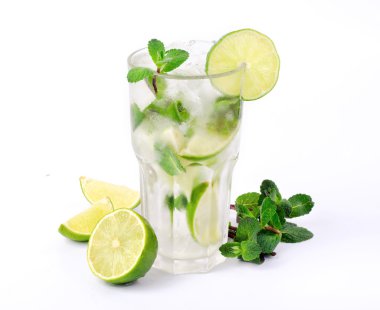 Limonlu ve naneli mojito kokteyli.