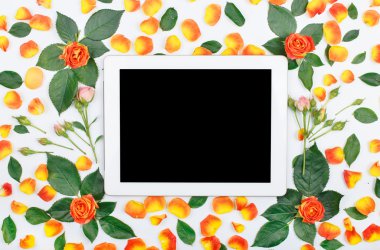 desen tablet ile boş perde ile taze gül