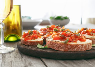 Bruschetta domates, keçi peyniri ve fesleğen ile
