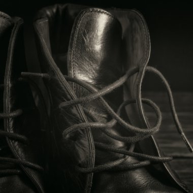 Siyah deri çizmeler portre