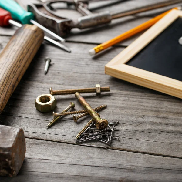 Herramientas de construcción antiguas sobre una mesa de madera — Foto de Stock