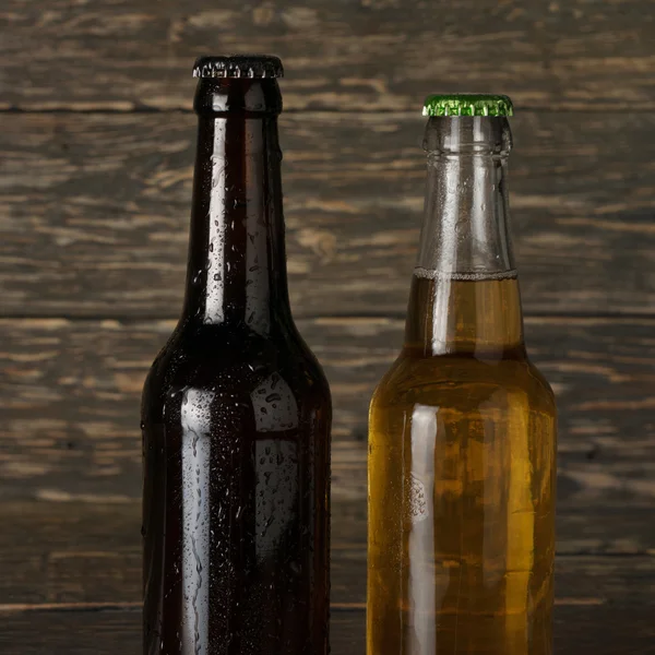 Zwei nasse, kalte Flaschen Bier in Nahaufnahme — Stockfoto