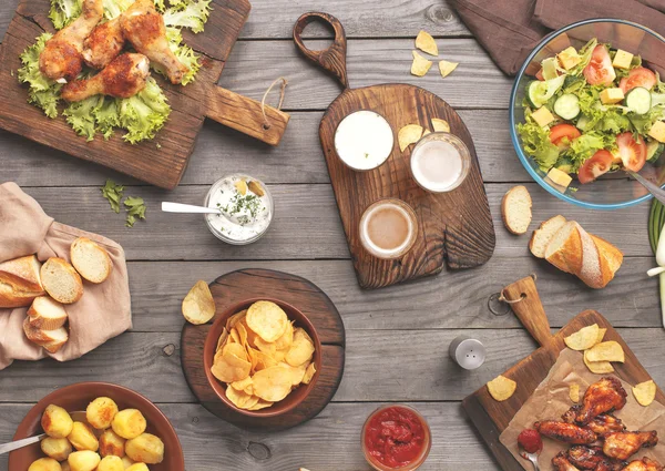 Comida diferente cozinhada na grelha — Fotografia de Stock