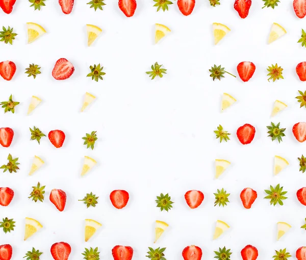 Moldura com fatias de morangos e fatias de limão — Fotografia de Stock