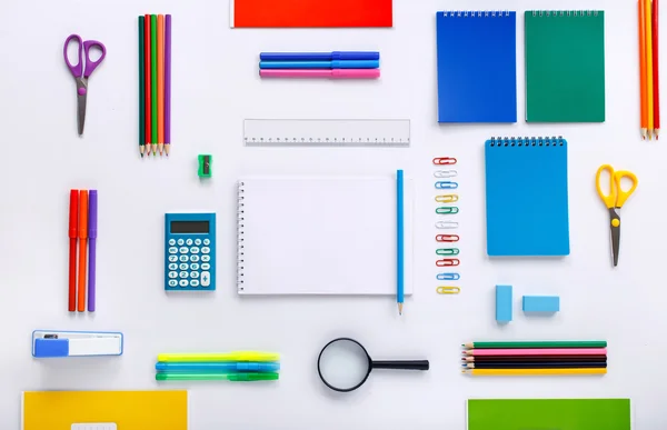 Fournitures scolaires avec un cahier avec des pages blanches — Photo