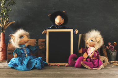 Kara tahta ile vintage oyuncak bebek koleksiyonu