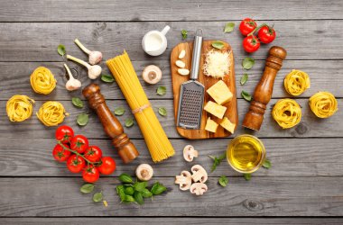 Spagetti ve fettuccine makarna yemek pişirmek için malzemelerle