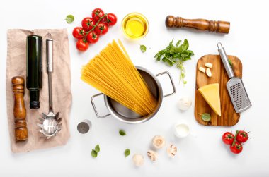 Spagetti makarna yemek pişirmek için malzemelerle