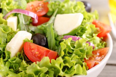 Mozzarella peyniri ile renkli taze sebze salatası