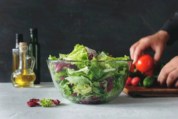 Cuenco lleno de ensalada fresca — Foto de Stock