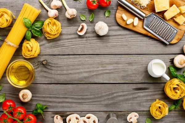 Frame with spaghetti and fettuccine — Stock Photo, Image