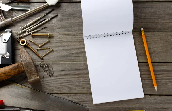 Herramientas vintage con un cuaderno con páginas en blanco — Foto de Stock