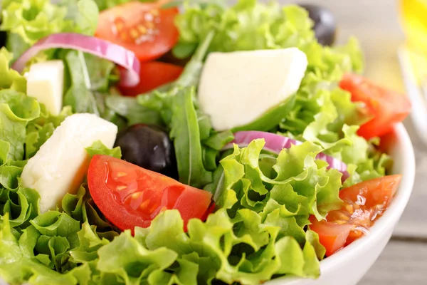 Цветной свежий овощной салат с моцареллой — стоковое фото