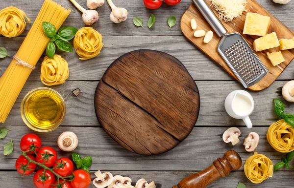 Spaghetti and fettuccine with ingredients for cooking pasta — Stock Photo, Image