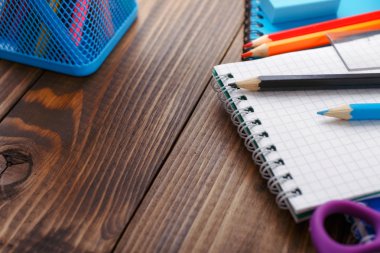 Bir defter ile renkli kalemler yakın çekim