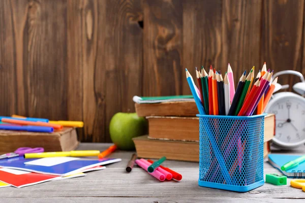 Renkli kalemler ve okul malzemeleri — Stok fotoğraf