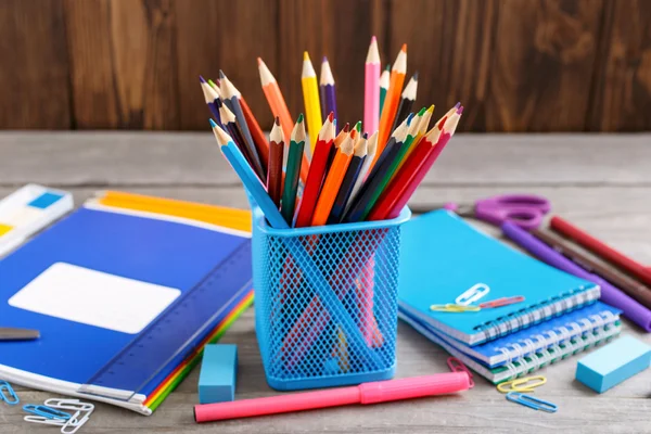 Yakın kadar renkli kalemler ve okul gereçleri — Stok fotoğraf