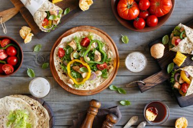 Tortilla ızgara tavuk fileto, bira ve kızarmış vegetabl