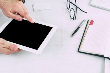 Erkekler el tıklama tablet ekranında