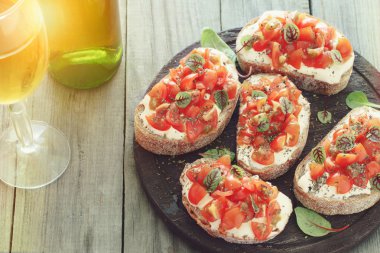 Sandviç domates, keçi peyniri ve fesleğen ile