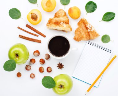 Fincan kahve, sketchbook ve farklı malzemeler için sağlıklı 