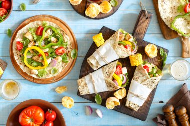 Tortilla ızgara tavuk fileto, bira ve kızarmış vegetabl