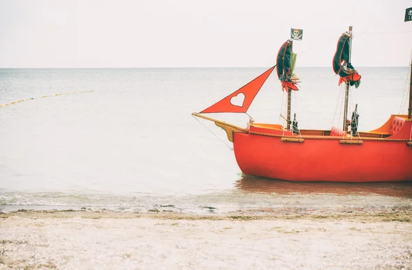 Kinderen piratenschip in de zee — Stockfoto