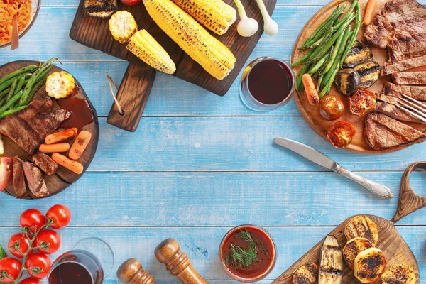 Steak de bœuf grillé aux légumes grillés avec espace de copie — Photo